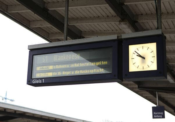 Auf einem Zugzielanzeiger am Bahnhof Barmbek wird darauf hingewiesen, dass in den Bahnen neben der Maskenpflicht nun auch die 3G-Regel gilt. Barmbek Hamburg