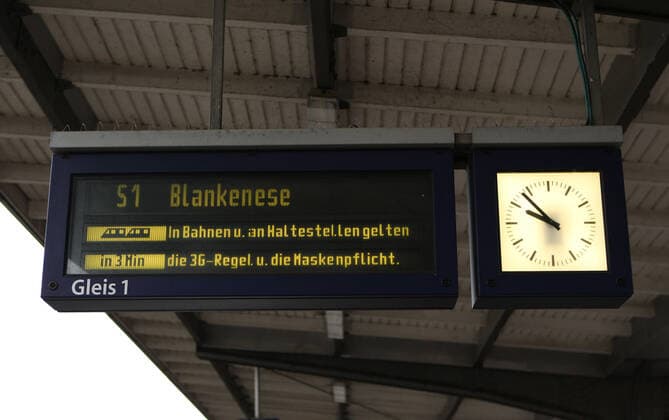 Auf einem Zugzielanzeiger am Bahnhof Barmbek wird darauf hingewiesen, dass in den Bahnen neben der Maskenpflicht nun auch die 3G-Regel gilt. Barmbek Hamburg