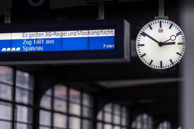 Eine Anzeige zum Einhalten der 3G-Nachweispflicht (geimpft, genesen, getestet) zur Nutzung der oeffentlichen Verkehrsmittel zeichnet sich ab am Bahnhof Zoologischer Garten in Berlin, 24.11.2021. Berlin Deutschland