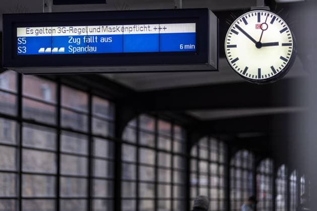 News Bilder des Tages Eine Anzeige zum Einhalten der 3G-Nachweispflicht (geimpft, genesen, getestet) zur Nutzung der oeffentlichen Verkehrsmittel zeichnet sich ab am Bahnhof Zoologischer Garten in Berlin, 24.11.2021. Berlin Deutschland *** A notice to comply with the 3G proof requirement vaccinated, recovered, tested for use of public transport is posted at Bahnhof Zoologischer Garten in Berlin, 24 11 2021 Berlin Germany Copyright: xFlorianxGaertner photothek.dex
