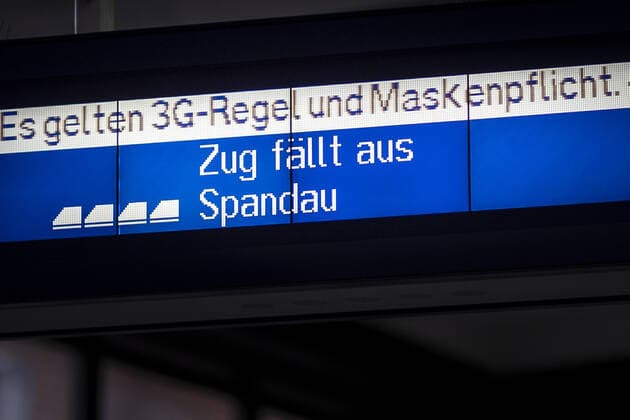 Eine Anzeige zum Einhalten der 3G-Nachweispflicht (geimpft, genesen, getestet) zur Nutzung der oeffentlichen Verkehrsmittel zeichnet sich ab am Bahnhof Zoologischer Garten in Berlin, 24.11.2021. Berlin Deutschland