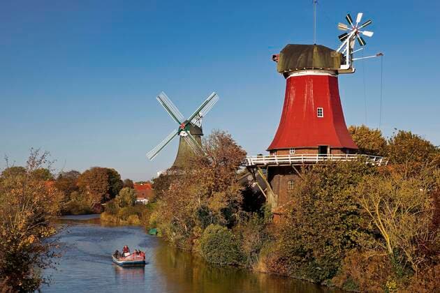  Zwillingsmühlen am Alten Greetsieler Sieltief, Greetsiel, Krummhörn, Ostfriesland, Niedersachsen, Nordsee, Deutschland, Europa *** Twin Mills at the Old Greetsiel Lowland, Greetsiel, Krummhörn, East Frisia, Lower Saxony, North Sea, Germany, Europe Copyright: imageBROKER/StefanxZiese iblszi07173265.jpg