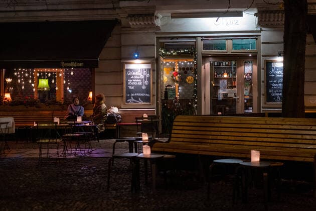Restaurants und Bars sind nach Einführung der 2G-Zugangsregel (genesen, Vollständig geimpmpft), im Rahmen der Corona-Eindämmungsmaßnahmen, eher mäßig bis wenig besucht, wie hier in der Stargarder Straße in Berlin-Prenzlauer Berg. Restaurants and bars tend to be moderately to sparsely frequented after the introduction of the 2G access rule (recovered, fully vaccinated), as part of the Corona containment measures, as here in Stargarder Straße in Berlin-Prenzlauer Berg. Bars & Restaurants mit Umsatzrückgang *** Restaurants and bars recovered after the introduction of the 2G access rule, fully vaccinated , as part of the Corona containment measures, tend to be moderately to sparsely frequented, as here in Stargarder Straße in Berlin Prenzlaue sn_ph20211124-8908.jpg