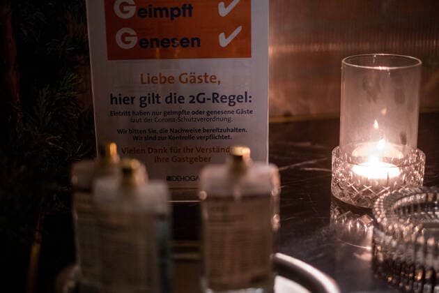 Hinweis zu der 2G-Regel im Rahmen der Corona-Eindämmungsverordnung im Fenster eines Berliner Restaurants. Die 2G-Zugangsregel wird auch auf den Einzelhandel ausgeweitet. Note on the 2G rule under the Corona Containment Ordinance in the window of a Berlin restaurant. The 2G access rule is also extended to retail. 2G-Zugangsregel in Berlin *** Note on the 2G rule under the Corona Containment Ordinance in the window of a Berlin restaurant The 2G access rule is also extended to retail 2G access rule in Berlin sn_ph20211110-7957.jpg