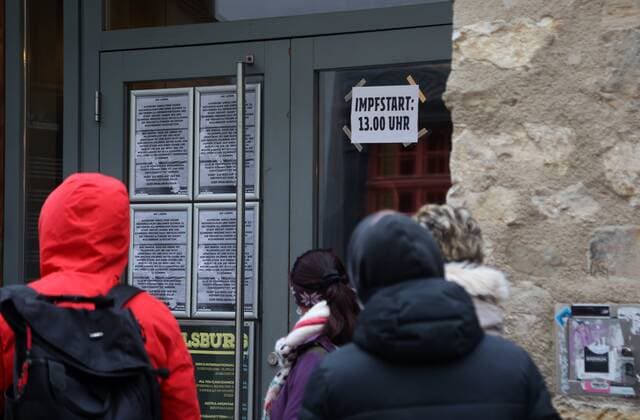 Erfurt - Impfaktion 24.11.2021 , Erfurt, Impfaktion in der Engelsburg, eine lange Schlange zieht sich durch die Marktstrasse bis zum Domplatz - 13.00 Uhr startete die Impfaktion, der Impfstoff ging schnell aus