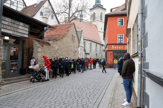 Erfurt - Impfaktion 24.11.2021 , Erfurt, Impfaktion in der Engelsburg, eine lange Schlange zieht sich durch die Marktstrasse bis zum Domplatz - 13.00 Uhr startete die Impfaktion, der Impfstoff ging schnell aus