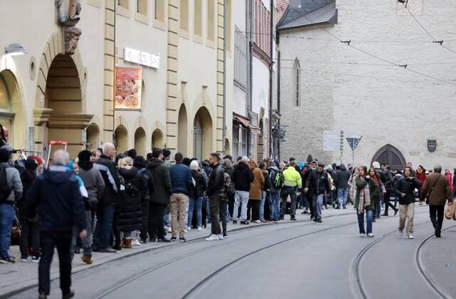 Erfurt - Impfaktion 24.11.2021 , Erfurt, Impfaktion in der Engelsburg, eine lange Schlange zieht sich durch die Marktstrasse bis zum Domplatz - 13.00 Uhr startete die Impfaktion, der Impfstoff ging schnell aus