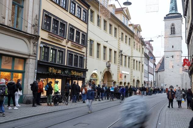 Erfurt - Impfaktion 24.11.2021 , Erfurt, Impfaktion in der Engelsburg, eine lange Schlange zieht sich durch die Marktstrasse bis zum Domplatz - 13.00 Uhr startete die Impfaktion, der Impfstoff ging schnell aus