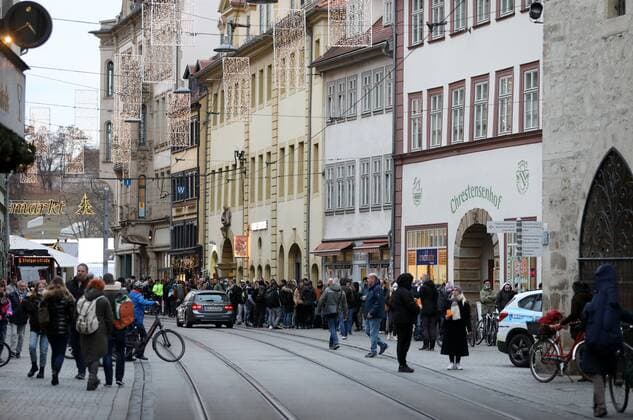 Erfurt - Impfaktion 24.11.2021 , Erfurt, Impfaktion in der Engelsburg, eine lange Schlange zieht sich durch die Marktstrasse bis zum Domplatz - 13.00 Uhr startete die Impfaktion, der Impfstoff ging schnell aus