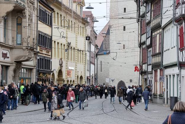 Erfurt - Impfaktion 24.11.2021 , Erfurt, Impfaktion in der Engelsburg, eine lange Schlange zieht sich durch die Marktstrasse bis zum Domplatz - 13.00 Uhr startete die Impfaktion, der Impfstoff ging schnell aus