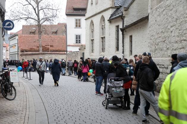 Erfurt - Impfaktion 24.11.2021 , Erfurt, Impfaktion in der Engelsburg, eine lange Schlange zieht sich durch die Marktstrasse bis zum Domplatz - 13.00 Uhr startete die Impfaktion, der Impfstoff ging schnell aus