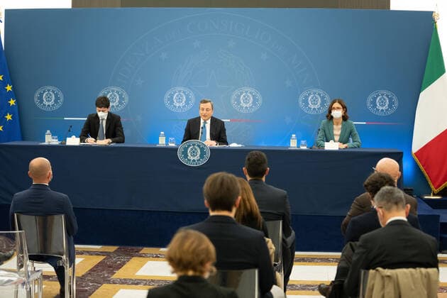 November 25, 2021, Rome, Italy: Italian Prime Minister, Mario Draghi (c), during the press conference to illustrate the new measures adopted by the Italian government to contain the spread of Covid-19 in Italy, Rome 24 November 2021. ANSA FILIPPO ATTILI US PALAZZO CHIGI ++++ NO SALES, EDITORIAL USE ONLY Rome Italy - ZUMAa110 20211125_zaf_a110_002 Copyright: xFilippoxAttili UsxPalazzoxChigix