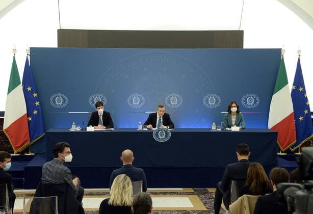 Foto IPP Fabio Cimaglia Roma 24 11 2021 Conferenza stampa al termine del Consiglio dei Ministri Nella foto: il Ministro della Salute Roberto Speranza, Mario Draghi presidente del consiglio e il ministro per gli Affari Regionali e Autonomie Mariastella Gelmini 24 11 2021 Sala Polifunzionale d