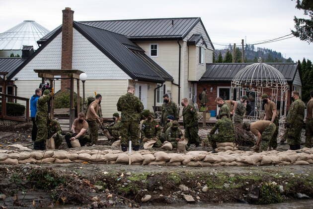 November 24, 2021, ABBOTSFORD, BC, CANADA: Members of the Canadian Forces fill sandbags as they create a temporary dike behind houses on Clayburn Creek ahead of a rainfall warning Environment Canada has forecast for the region which is already affected by flooding, in Abbotsford, B.C., on Wednesday, November 24, 2021. ABBOTSFORD CANADA  - ZUMAc35_ 20211124_zaf_c35_142 Copyright: xDarrylxDyckx