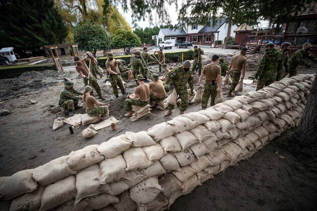 November 24, 2021, ABBOTSFORD, BC, CANADA: Members of the Canadian Forces fill sandbags as they build a temporary dike behind houses on Clayburn Creek ahead of a rainfall warning Environment Canada has forecast for the region which is already affected by flooding, in Abbotsford, B.C., on Wednesday, November 24, 2021. ABBOTSFORD CANADA  - ZUMAc35_ 20211124_zaf_c35_145 Copyright: xDarrylxDyckx