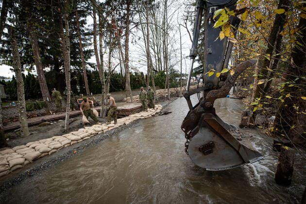 November 24, 2021, ABBOTSFORD, BC, CANADA: Members of the Canadian Forces build a temporary dike with sandbags behind houses on Clayburn Creek ahead of a rainfall warning Environment Canada has forecast for the region which is already affected by flooding, in Abbotsford, B.C., on Wednesday, November 24, 2021. ABBOTSFORD CANADA  - ZUMAc35_ 20211124_zaf_c35_150 Copyright: xDarrylxDyckx