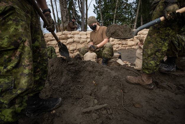 November 24, 2021, ABBOTSFORD, BC, CANADA: Members of the Canadian Forces fill sandbags as they build a temporary dike behind houses on Clayburn Creek ahead of a rainfall warning Environment Canada has forecast for the region which is already affected by flooding, in Abbotsford, B.C., on Wednesday, November 24, 2021. ABBOTSFORD CANADA  - ZUMAc35_ 20211124_zaf_c35_152 Copyright: xDarrylxDyckx