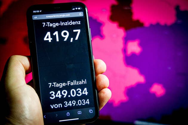 Coronavirus in Deutschland - Covid-19-Dashboard des Robert Koch-Institut - Deutschland hat die Schwelle von 100.000 Corona-Toten überschritten 25.11.2021: Robert Koch-Institut: 7-Tage-Inzidenz 419,7. 7-Tage-Fallzahl 349.034. COVID-19-Fälle 5.573.756. Zugang um 75.961 gegenüber dem Vortag. COVID-19-Todesfälle 100.119. Zugang um 351 gegenüber dem Vortag.
