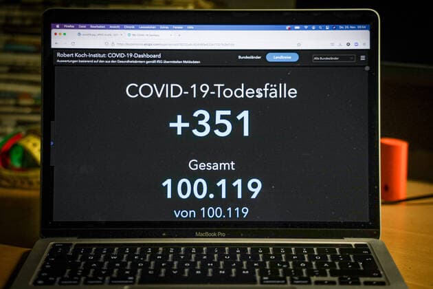 News Themen der Woche KW47 News Bilder des Tages Coronavirus in Deutschland - Covid-19-Dashboard des Robert Koch-Institut - Deutschland hat die Schwelle von 100.000 Corona-Toten überschritten 25.11.2021: Robert Koch-Institut: 7-Tage-Inzidenz 419,7. 7-Tage-Fallzahl 349.034. COVID-19-Fälle 5.573.756. Zugang um 75.961 gegenüber dem Vortag. COVID-19-Todesfälle 100.119. Zugang um 351 gegenüber dem Vortag.