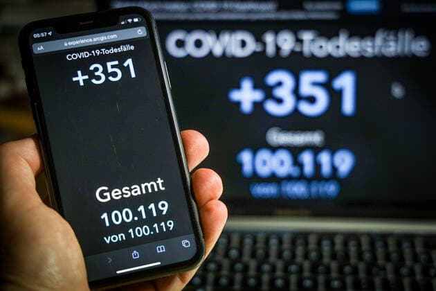 Coronavirus in Deutschland - Covid-19-Dashboard des Robert Koch-Institut - Deutschland hat die Schwelle von 100.000 Corona-Toten überschritten 25.11.2021: Robert Koch-Institut: 7-Tage-Inzidenz 419,7. 7-Tage-Fallzahl 349.034. COVID-19-Fälle 5.573.756. Zugang um 75.961 gegenüber dem Vortag. COVID-19-Todesfälle 100.119. Zugang um 351 gegenüber dem Vortag.