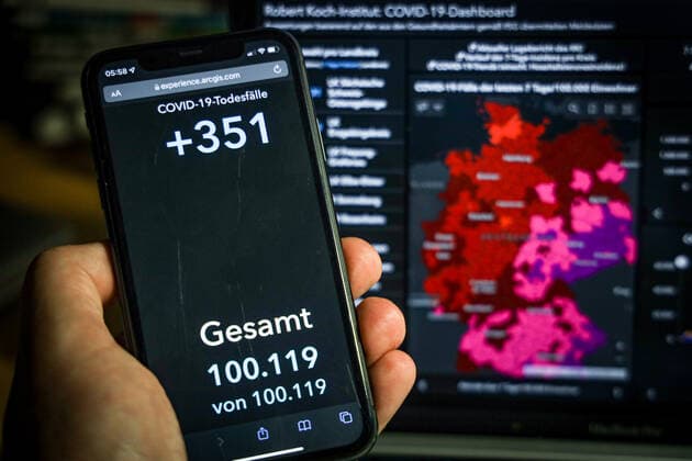 Coronavirus in Deutschland - Covid-19-Dashboard des Robert Koch-Institut - Deutschland hat die Schwelle von 100.000 Corona-Toten überschritten 25.11.2021: Robert Koch-Institut: 7-Tage-Inzidenz 419,7. 7-Tage-Fallzahl 349.034. COVID-19-Fälle 5.573.756. Zugang um 75.961 gegenüber dem Vortag. COVID-19-Todesfälle 100.119. Zugang um 351 gegenüber dem Vortag.