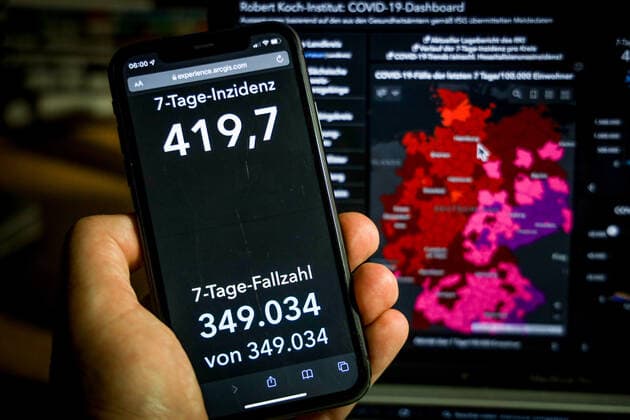 Coronavirus in Deutschland - Covid-19-Dashboard des Robert Koch-Institut - Deutschland hat die Schwelle von 100.000 Corona-Toten überschritten 25.11.2021: Robert Koch-Institut: 7-Tage-Inzidenz 419,7. 7-Tage-Fallzahl 349.034. COVID-19-Fälle 5.573.756. Zugang um 75.961 gegenüber dem Vortag. COVID-19-Todesfälle 100.119. Zugang um 351 gegenüber dem Vortag.