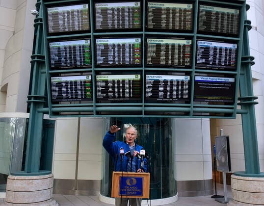 Bilder des Jahres 2021, News 11 November News Themen der Woche KW47 News Bilder des Tages November 24, 2021, Orlando, United States: In a press conference at the Orlando International Airport, NASA Administrator Bill Nelson announces the implementation of the NASA-developed flight scheduling technology to all airports across the country in 2023..The Airspace Technology Demonstration 2 (ATD-2) system was transferred to the Federal Aviation Administration (FAA) in September. This technology will allow planes to roll directly to the runway for takeoff to avoid excessive taxi-out time and hold time thereby reducing fuel use, emissions, and passenger delays. Orlando United States - ZUMAs197 20211124_zaa_s197_155 Copyright: xPaulxHennessyx