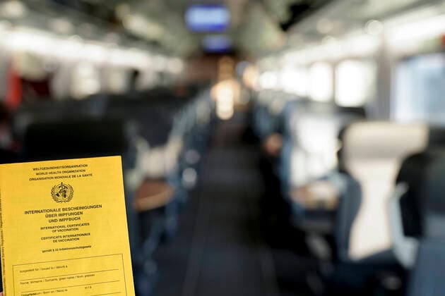 Symbolfoto Impfnachweis im Bahnverkehr Analoger Impfnachweis im Nah und Fernverkehr der Deutschend Bahn. Symbolbild 2G, 3G Pflicht, Impfpflicht fuer Corona Impfung im Bahnverkehr hier im ICE der Deutschen Bahn Deutschland