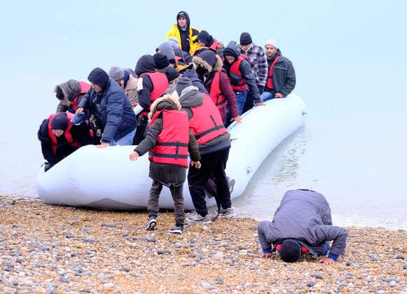 Bilder des Jahres 2021, News 11 November News Themen der Woche KW47 News Bilder des Tages . 24 11 2021. Dungeness, United Kingdom. Migrants who have crossed the English Channel on small boats, arriving on a beach in Dungeness, United Kingdom, on the same day a boat load of migrants died after their boat sank near Calais in France.  xi-Imagesx IIM-22851-0053