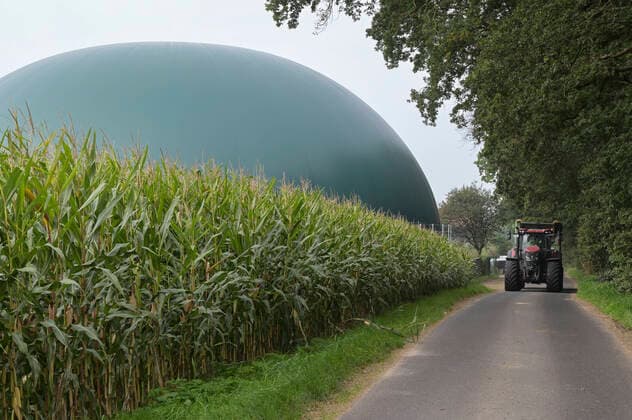 Germany, Biogas DEUTSCHLAND, Ottersberg, Benas Biopower GmbH, in der Biogasanlage werden ca. 100.000 t Biomasse vergoren, installierte elektrische Leistung 11,48 MW, Biogas-Aufbereitungsanlage, die 650 mÂ³ Erdgas (Biomethan) pro Stunde in das Erdgasnetz einspeist. Maisfeld und Gärtank Ottersberg Niedersachsen Germany