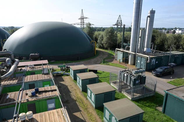 Germany, Biogas DEUTSCHLAND, Ottersberg, Benas Biopower GmbH, in der Biogasanlage werden ca. 100.000 t Biomasse vergoren, installierte elektrische Leistung 11,48 MW, Biogas-Aufbereitungsanlage, die 650 mÂ³ Erdgas (Biomethan) pro Stunde in das Erdgasnetz einspeist, Gärtank, rechts Methanisierungsanlage und links BHKWÂ s Ottersberg Niedersachsen Germany