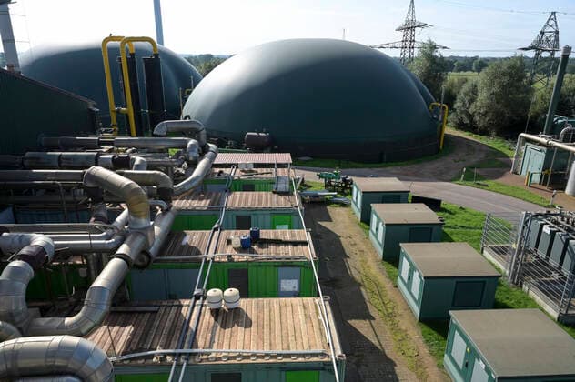 Germany, Biogas DEUTSCHLAND, Ottersberg, Benas Biopower GmbH, in der Biogasanlage werden ca. 100.000 t Biomasse vergoren, installierte elektrische Leistung 11,48 MW, Biogas-Aufbereitungsanlage, die 650 mÂ³ Erdgas bzw. Biomethan pro Stunde in das Erdgasnetz einspeist, Gärtank und BHKWÂ s Ottersberg Niedersachsen Germany