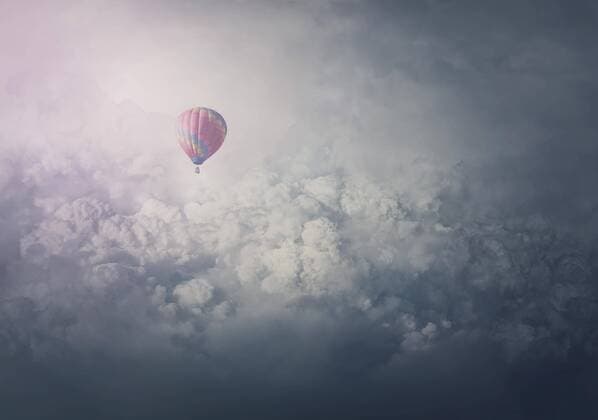  Wunderbares Abenteuer, epische Szene mit einem Heißluftballon, der über die Wolken fliegt. Fabulous minimalistischen Blick, Luftschiff in den Himmel schweben. Reisen und Reise-Konzept. Inspirierende Wolkenlandschaft Szenerie *** Wonderful adventure, epic scene with a hot air balloon flying over the clouds Fabulous minimalist look, airship soaring in the sky Travel and journey concept Inspiring cloudscape scenery Copyright: imageBROKER/PsychoShadow ibxaiu07137409.jpg