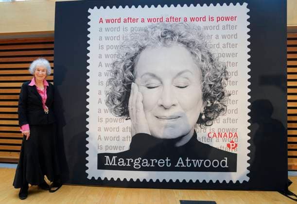 Berühmte Feministinnen, Margaret Atwood November 25, 2021, TORONTO, ON, CANADA: Renowned Canadian writer Margaret Atwood poses for a photograph next to her Canada Post special stamp in her honour in Toronto on Thursday, November 25, 2021. TORONTO CANADA  - ZUMAc35_ 20211125_zaf_c35_009 Copyright: xNathanxDenettex