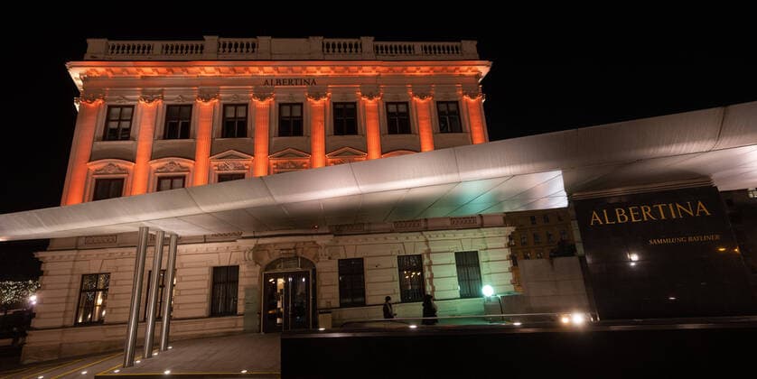 Architektur von Hans Hollein 20211125 Orange the World - 16 Days against Violence on Women in Austria VIENNA, AUSTRIA - NOVEMBER 25: On the occasion of the international initative Orange The World , a campaign against violence on women organized by UN Women Albertina is illuminated in orange at Albertinaplatz on November 25, 2021 in Vienna, Austria. WIEN, OESTERREICH - 25. NOVEMBER: Im Rahmen der internationalen Initative Orange the World , einer Kampagne gegen Gewalt an Frauen, organisiert von UN Women erstrahlt die Albertina in Orange am Albertinaplatz am 25. November 2021 in Vienna, Austria. 211125_SEPA_32_023 Copyright: xMartinxJuenx SEPAxMedia