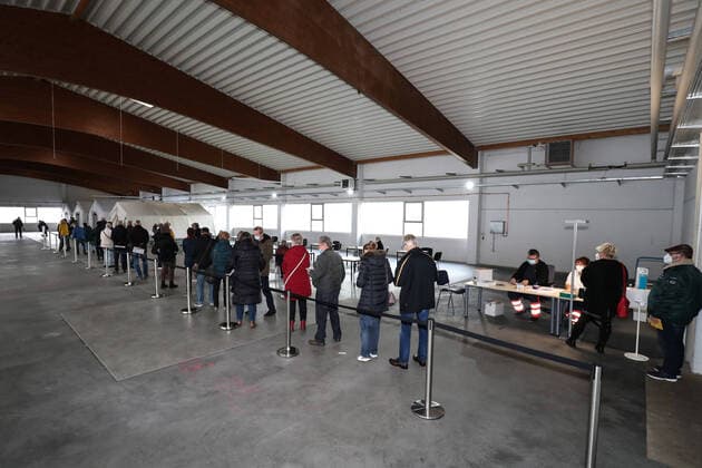 Lange Schlangen am Vormittag, die Menschen stehen bis vor der Halle - Wiedereröffnung des Impfzentrums im Burgenlandkreis in Zorbau. Am bereits bekannten Standort in Zorbau können sich die Bürgerinnen und Bürger montags bis samstags von 11 bis 18 Uhr eine Erst-,Zweit-oder Auffrischimpfung geben lassen.Eine vorherige Terminvergabe ist nicht notwendig. Es stehen die Impfstoffe von Biontech und Moderna zur Verfügung. Die STIKO empfiehlt seit 18.November 2021 für alle Personen ab 18 Jahren eine Auffrischungsimpfung. Neben dem Impfzentrum betreibtder Landkreis vier Impfstellen in Bad Bibra, Naumburg, Weißenfels und Zeitz. Darüber hinaus fährt der Impfbusdurch das gesamte Kreisgebiet, um auch im ländlichen Raum niederschwellige Impfang