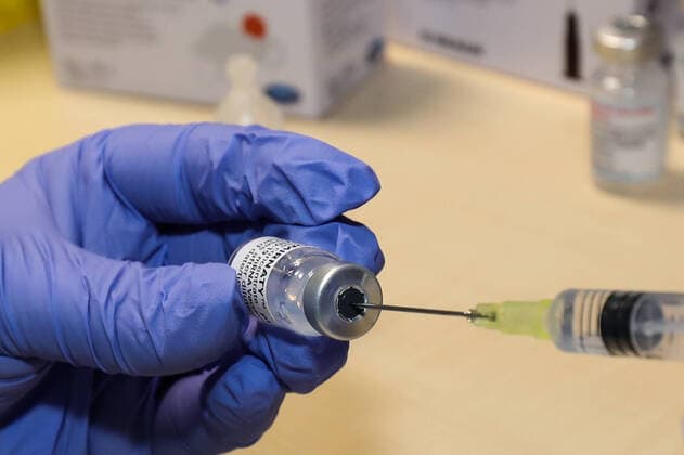 Eine Spritze mit Biontech Impfstoff wird fertig gemacht von einer Mitarbeiterin vom Malteser - Wiedereröffnung des Impfzentrums im Burgenlandkreis in Zorbau. Am bereits bekannten Standort in Zorbau können sich die Bürgerinnen und Bürger montags bis samstags von 11 bis 18 Uhr eine Erst-,Zweit-oder Auffrischimpfung geben lassen.Eine vorherige Terminvergabe ist nicht notwendig. Es stehen die Impfstoffe von Biontech und Moderna zur Verfügung. Die STIKO empfiehlt seit 18.November 2021 für alle Personen ab 18 Jahren eine Auffrischungsimpfung. Neben dem Impfzentrum betreibtder Landkreis vier Impfstellen in Bad Bibra, Naumburg, Weißenfels und Zeitz. Darüber hinaus fährt der Impfbusdurch das gesamte Kreisgebiet, um auch im ländlichen Raum