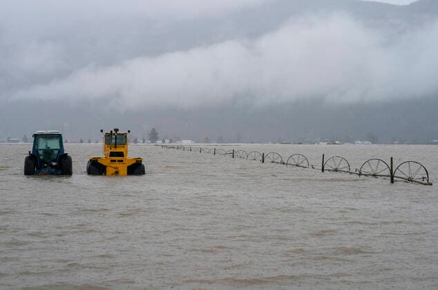 News Themen der Woche KW47 News Bilder des Tages November 25, 2021, ABBOTSFORD, BC, CANADA: Tractors are seen in a flooded field in Abbotsford, B.C., Thursday, November 25, 2021. ABBOTSFORD CANADA  - ZUMAc35_ 20211125_zaf_c35_118 Copyright: xJonathanxHaywardx