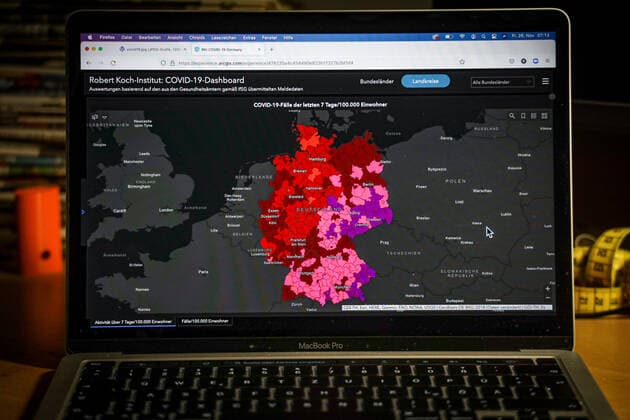 Coronavirus in Deutschland - Covid-19-Dashboard des Robert Koch-Institut 26.11.2021: Robert Koch-Institut: 7-Tage-Inzidenz 438,2. 7-Tage-Fallzahl 364.415. COVID-19-Fälle 5.650.170. Zugang um 76.414 gegenüber dem Vortag. COVID-19-Todesfälle 100.476. Zugang um 357 gegenüber dem Vortag.