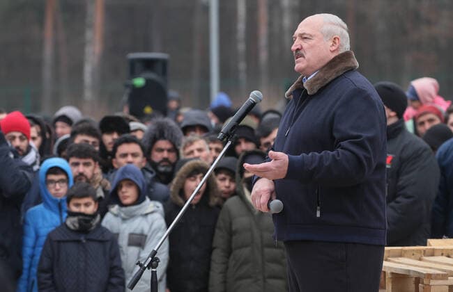 Bilder des Jahres 2021, News 11 November News Themen der Woche KW47 News Bilder des Tages GRODNO REGION, BELARUS - NOVEMBER 26, 2021: Belarusâ€™ President Alexander Lukashenko addresses migrants by the Bruzgi Transport and Logistics Centre, some 1.5 km northeast of Kuznica Bialostocka-Bruzgi border crossing on the Belarusian-Polish border. The migrant crisis on the border of Belarus with Poland, Lithuania, and Latvia escalated on November 8. Sergei Bobylev TASS  TS1196E9
