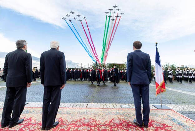 Bilder des Jahres 2021, News 11 November News Themen der Woche KW47 News Bilder des Tages November 26, 2021, ROMA: A handout photo made available by Quirinale Palace shows Italian President Sergio Mattarella (C), French President Emmanuel Macron (R) and Italian Prime Minister Mario Draghi look on Italian Air Force (Aeronautica Militare) s aerobatic demonstration team, the Frecce Tricolori (lit.Tricolour Arrows) and the Patrouille de France aerobatics team, flying over the Quirinal Palace on the occasion of the signing of the Quirinal Treaty between Italy and France in Rome, Italy, 26 November 2021. ANSA PAOLO GIANDOTTI - QUIRINALE PRESS OFFICE ++HO - NO SALES EDITORIAL USE ONLY+ ROMA - ZUMAa110 20211126_zaf_a110_015 Copyright: xPaoloxGiandottix