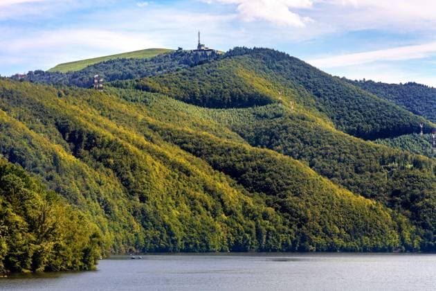 Zywiec, Poland - August 30, 2020: Panoramic view of Miedzybrodzkie Lake and Beskidy Mountains with Gora Zar mountain in Silesia region  BEW1DE73C37