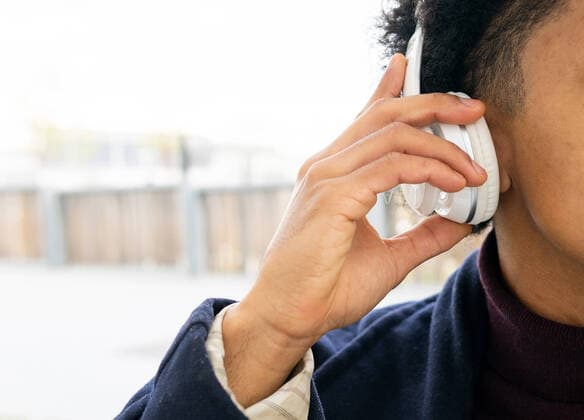 Crop unrecognizable African American male putting on modern wireless headphones for listening to music, Model released DavidMunoz_MarceloAtForum_25.jpg Copyright: xDavidxMunozx MR