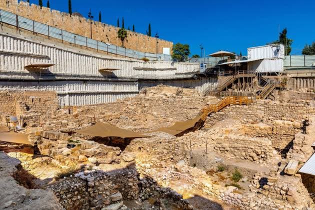 Jerusalem, Israel - October 13, 2017: King David Royal Quarter archeological site with excavation of ancient City of David in Kidron Valley aside of Jerusalem Old City  BEW1DEFD24E