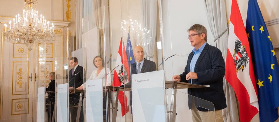 20211126 Press conference on the subject of Corona- short-time work VIENNA, AUSTRIA - NOVEMBER 26: President of the chamber of commerce Harald Mahrer (OEVP), minister of agriculture Elisabeth Koestinger (OEVP), Minister of Work Martin Kocher (party-independent) and presidenbt of the Austrian Federation of Trade Unions (OEGB) Wolfgang Katzian at a press conference on the subject of Corona- short-time work at Federal Chancellery on November 26, 2021 in Vienna, Austria. WIEN, OESTERREICH - 26. NOVEMBER: Praesident der Wirtschaftskammer Harald Mahrer (OEVP), Landwirtschaftsministerin Elisabeth Koestinger (OEVP), Arbeitsminister Martin Kocher (parteifrei) und Praesident des OEGB Wolfgang Katzian bei einer Pessekonferenz zum Thema Corona-Kurzarb Copyright: xMartinxJuenx SEPAxMedia