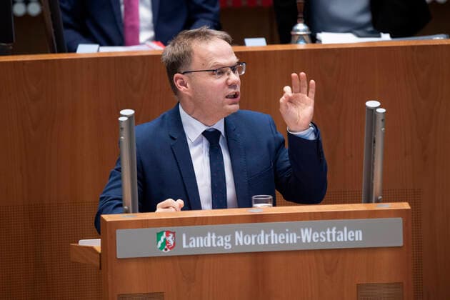 Dr. Christian BLEX, AfD-Fraktion, bei seiner Rede Debatte zum Thema: ,,Gesetz ueber die Feststellung des Haushaltsplans des Landes Nordrhein-Westfalen fuer das Haushaltsjahr 2022 (Haushaltsgesetz 2022),, 151. Sitzung des Landtags Nordrhein-Westfalen, im Landtag Nordrhein-Westfalen NRW, Duesseldorf am 24.11.2021,