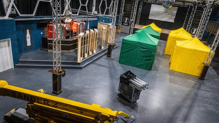 Jovel Music Hall wird Impfstelle - Aufbauarbeiten DEU, Deutschland, Nordrhein-Westfalen, Münster, 26.11.2021: Corona - Aufbauarbeiten im Jovel. Impfstelle startet am Dienstag (30.11.2021). Federführend ist das Bündnis der Hilfsorganisationen Gemeinsam für Münster. (Arbeiter-Samariter-Bund, Deutsches Rotes Kreuz, Johanniter und Malteser). Termine werden über ein Internet Buchungsportal vergeben.