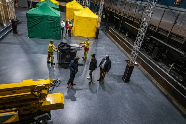 Jovel Music Hall wird Impfstelle - Aufbauarbeiten DEU, Deutschland, Nordrhein-Westfalen, Münster, 26.11.2021: Corona - Aufbauarbeiten im Jovel. Impfstelle startet am Dienstag (30.11.2021). Federführend ist das Bündnis der Hilfsorganisationen Gemeinsam für Münster. (Arbeiter-Samariter-Bund, Deutsches Rotes Kreuz, Johanniter und Malteser). Termine werden über ein Internet Buchungsportal vergeben.