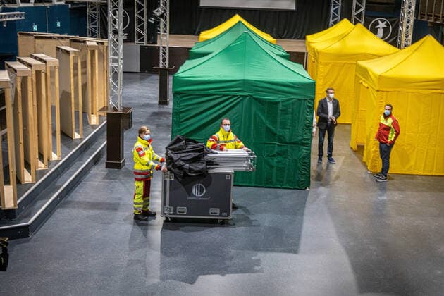 Jovel Music Hall wird Impfstelle - Aufbauarbeiten DEU, Deutschland, Nordrhein-Westfalen, Münster, 26.11.2021: Corona - Aufbauarbeiten im Jovel. Impfstelle startet am Dienstag (30.11.2021). Federführend ist das Bündnis der Hilfsorganisationen Gemeinsam für Münster. (Arbeiter-Samariter-Bund, Deutsches Rotes Kreuz, Johanniter und Malteser). Termine werden über ein Internet Buchungsportal vergeben.
