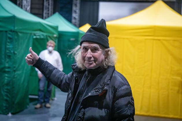 Jovel Music Hall wird Impfstelle - Aufbauarbeiten DEU, Deutschland, Nordrhein-Westfalen, Münster, 26.11.2021: Corona - Aufbauarbeiten im Jovel. Impfstelle startet am Dienstag (30.11.2021). Steffi Stephan, Rockmusiker und Bassgitarrist (Panikorchester), Betreiber der Joel Music Hall